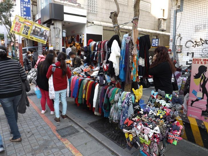隨處可見販賣衣服飾品的小攤販