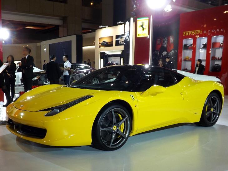 黃色的 Ferrari 458 Italia 展示車