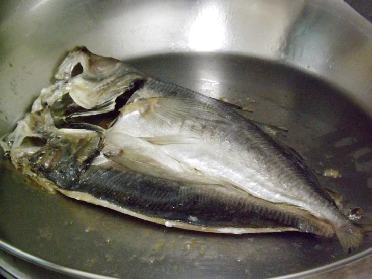 竹筴魚一夜干進平底鍋煎