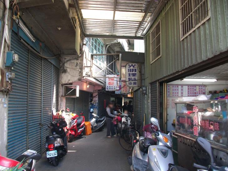 龍潭橋頭老麵店進入巷子的照片