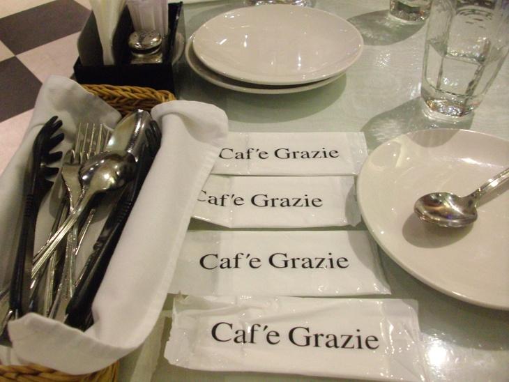 桌上的餐具與濕紙巾