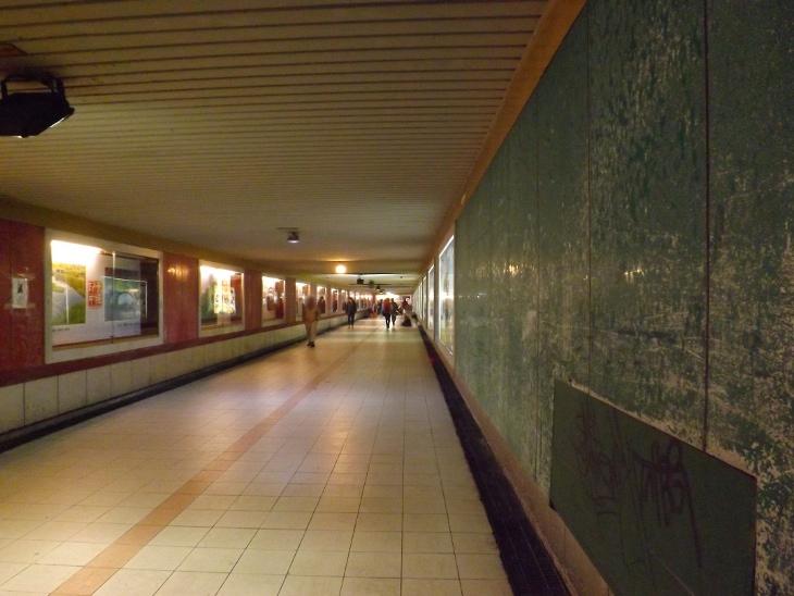 火車站旁邊連結前站與後站的行人地下道
