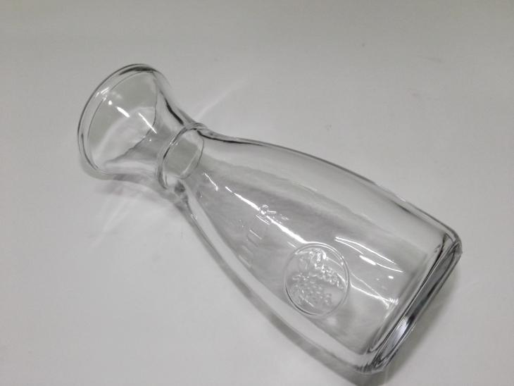 鈉玻璃製作而成的醒酒瓶