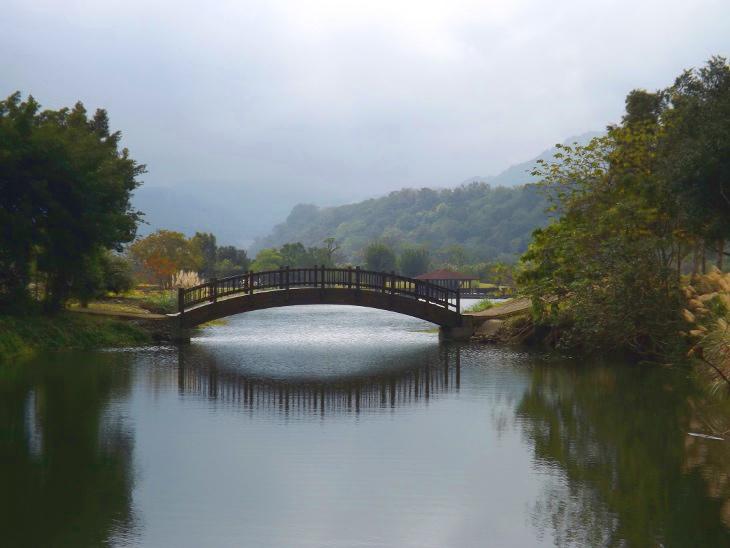 三坑自然生態公園美麗的湖水與小橋