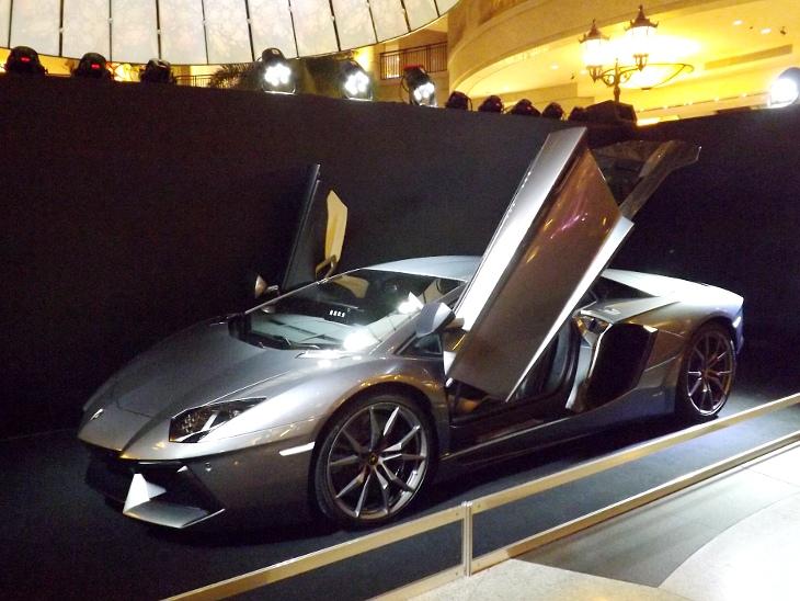 台北信義區 BELLAVITA 所展示的 Lamborghini Aventador LP 700-4 超級跑車